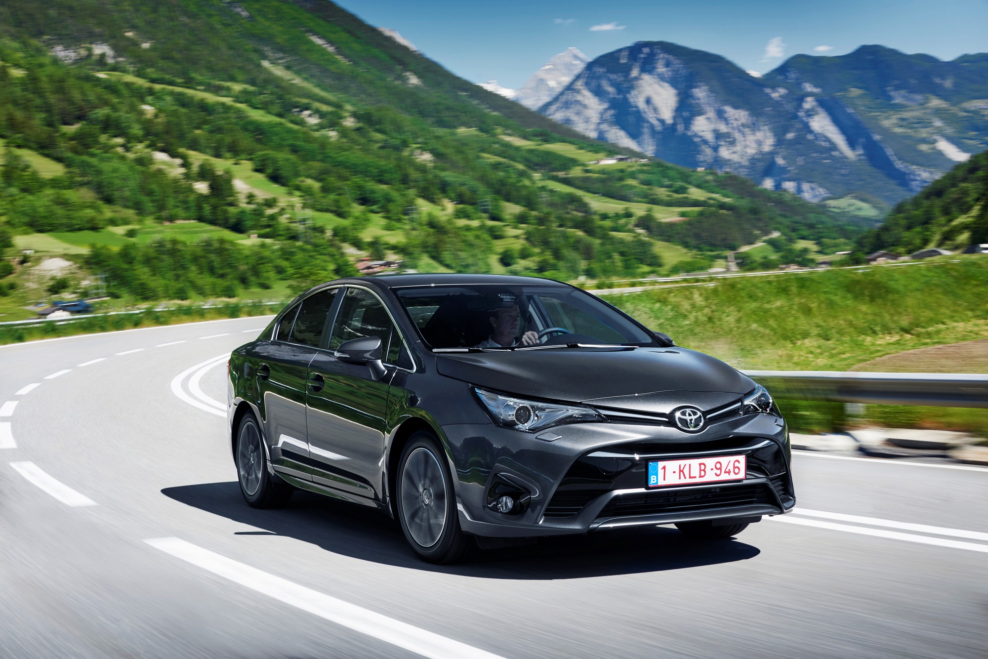 Toyota Launches New Avensis